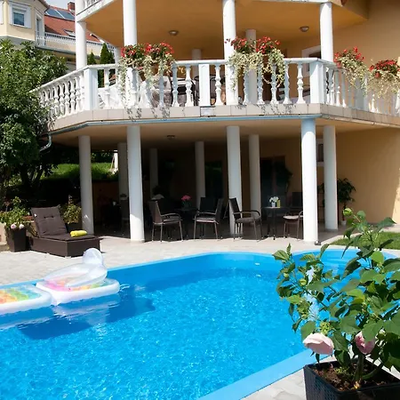 Madar Vendeghaz Aparthotel 4*